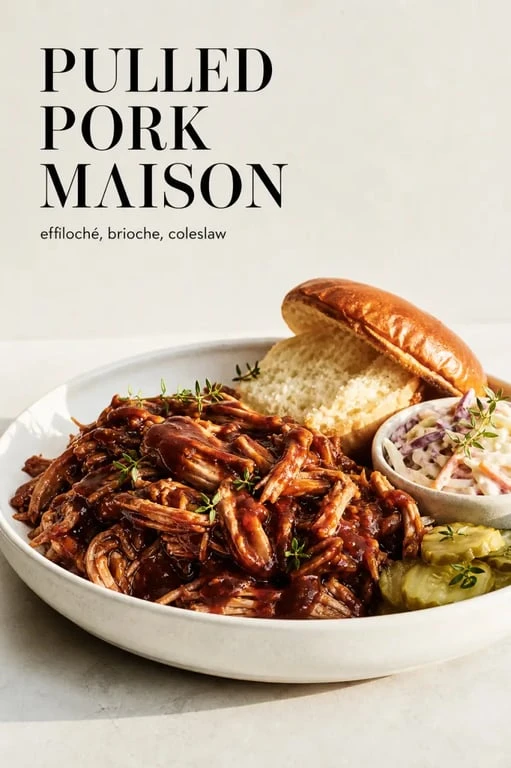 Recette pulled pork servie avec sauce barbecue, coleslaw et cornichons