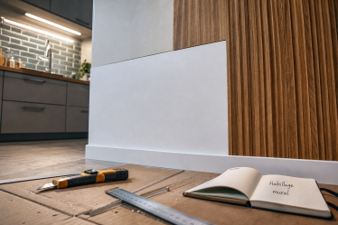 Habillage mur intérieur PVC et bois dans une cuisine