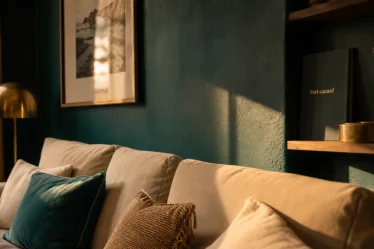 Vert canard couleur, mur d’accent sombre et déco élégante sans alourdir la pièce