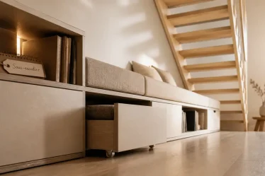Aménagement sous escalier ouvert : rangement intégré sous escalier