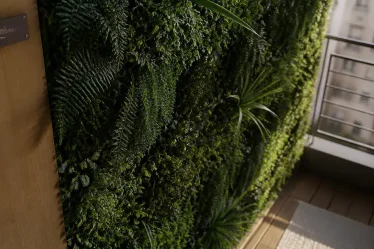 Mur vegetal artificiel dense et réaliste sur balcon