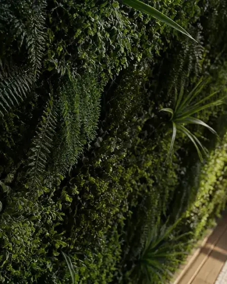 Mur vegetal artificiel dense et réaliste sur balcon
