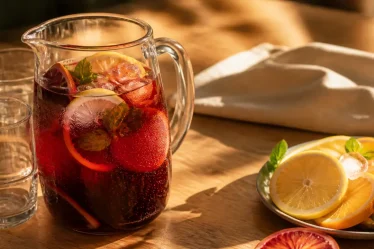 Tinto de verano recette : vin rouge, soda citronné, glaçons et citron