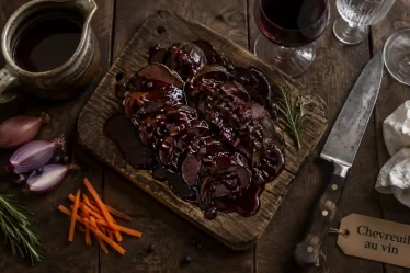 Chevreuil mariné au vin rouge avec sauce brillante