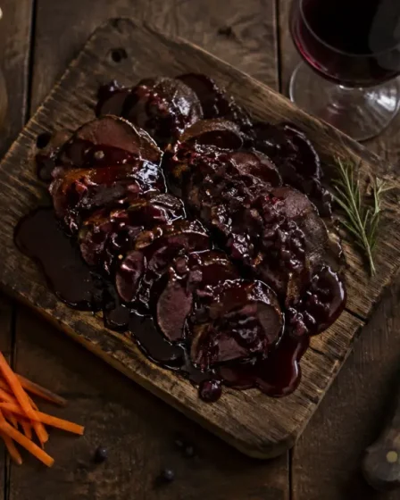 Chevreuil mariné au vin rouge avec sauce brillante