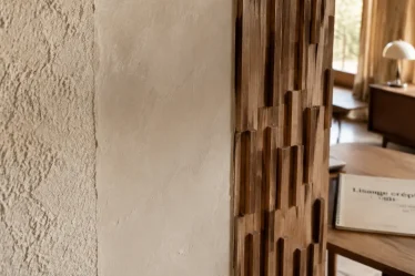 Mur en crepi interieur : lissage et panneau sur tasseaux