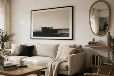 Décorer mur blanc : grand cadre noir, miroir et relief avec lumière naturelle
