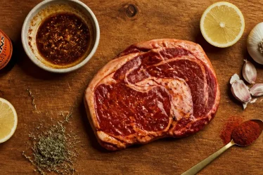 Meilleure marinade boeuf barbecue sous vide sur entrecôte