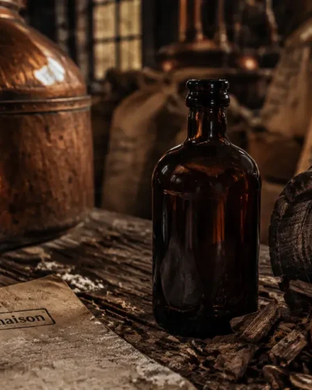 Whisky maison : bouteille, cuve en cuivre et copeaux de chêne